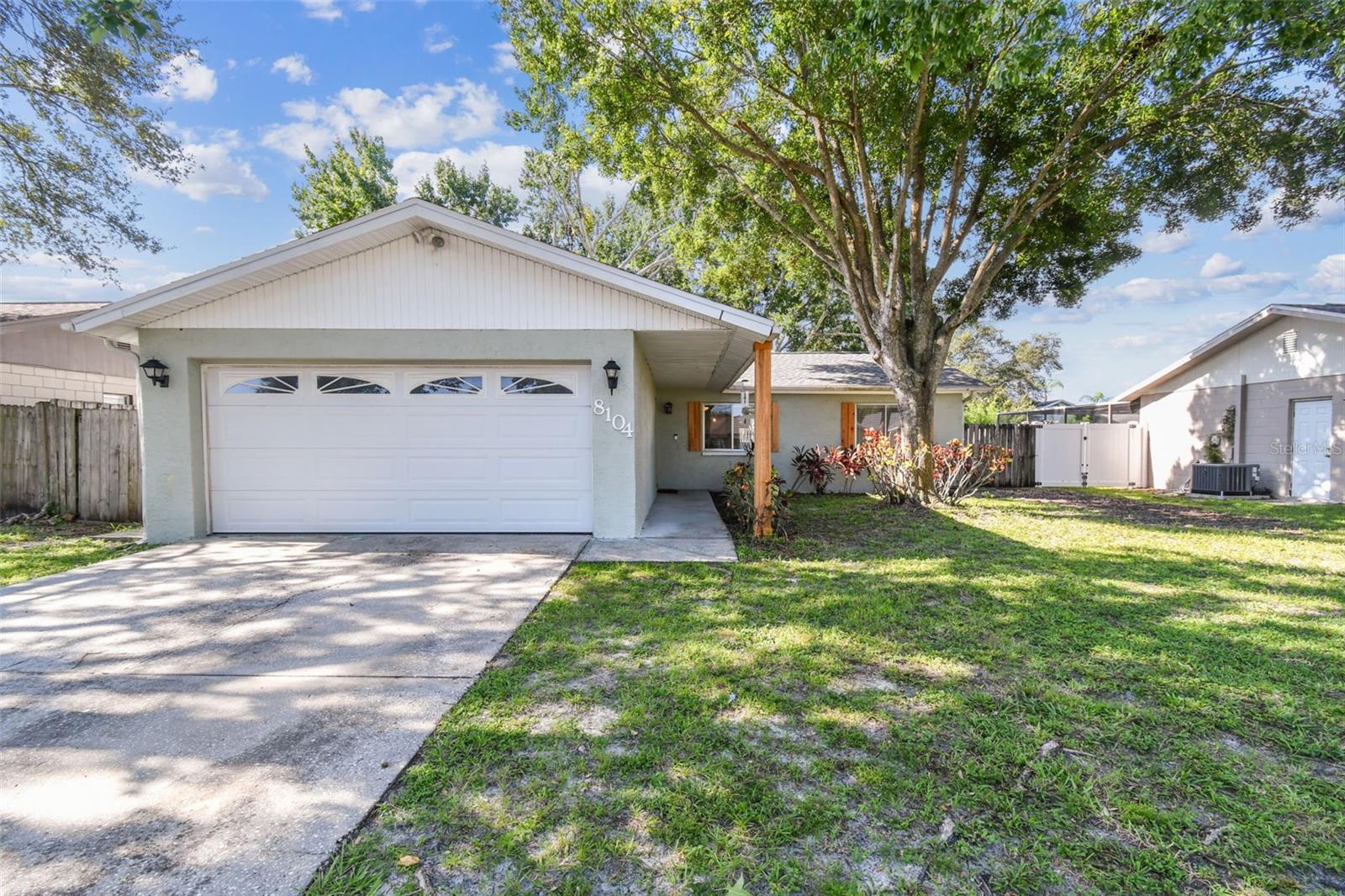 Listing photo id 2 for 8104 Candlewoode Drive