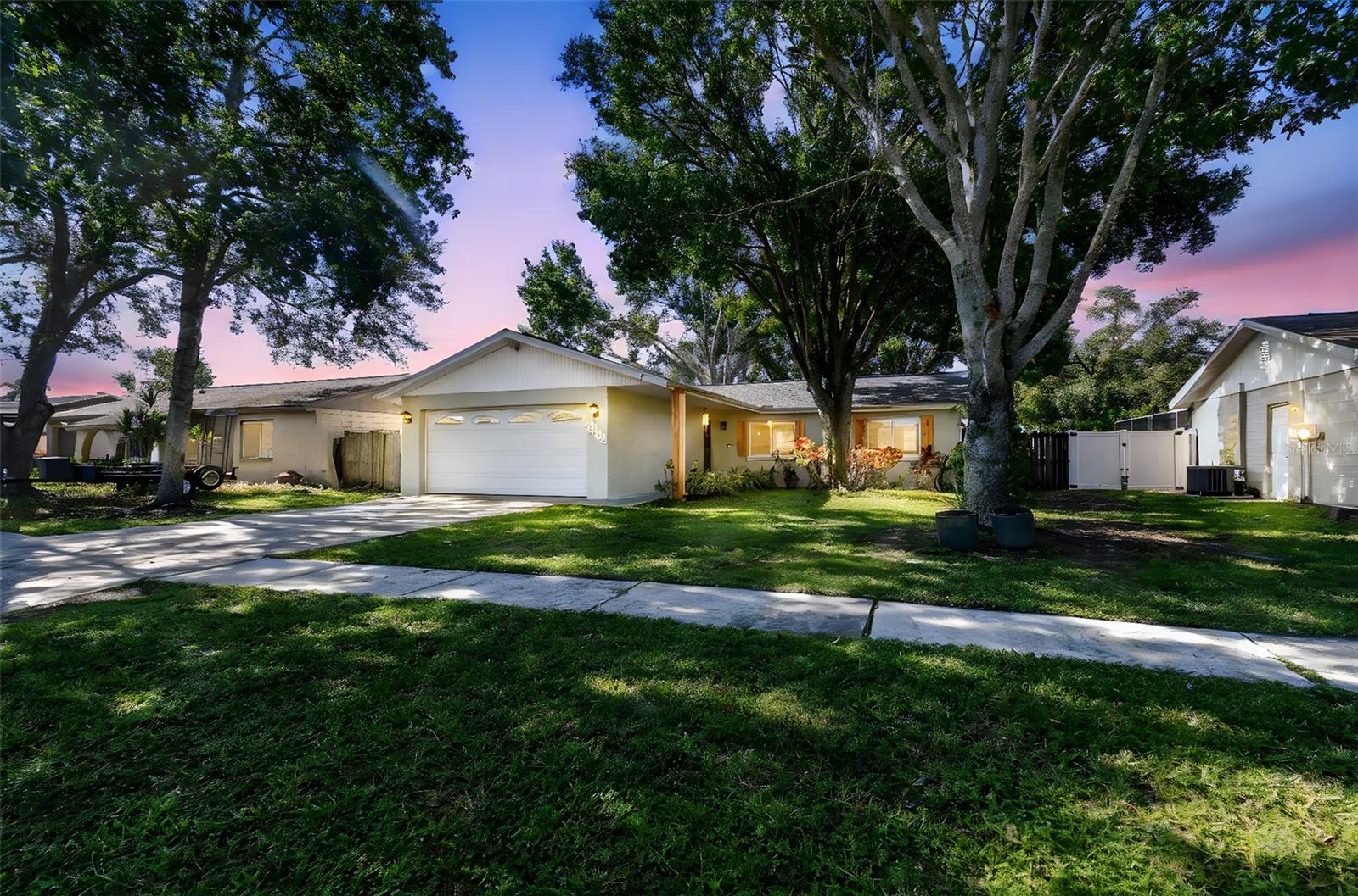Listing photo id 3 for 8104 Candlewoode Drive