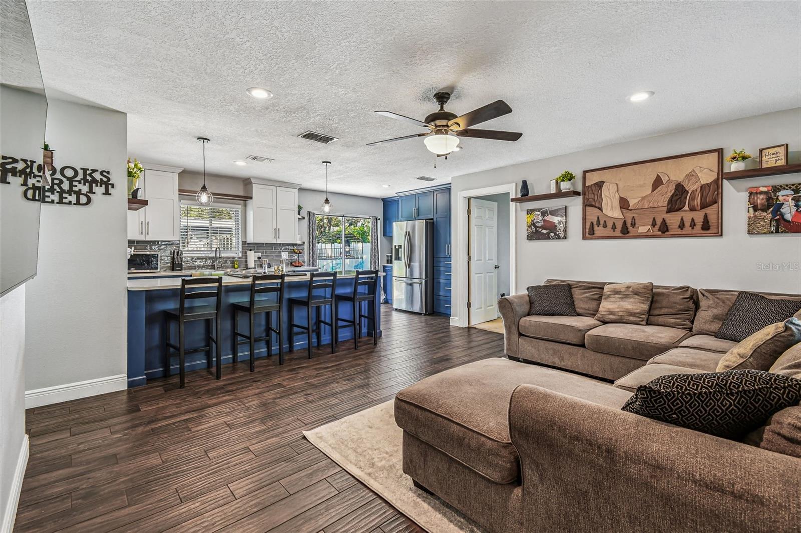 Listing photo id 6 for 8104 Candlewoode Drive
