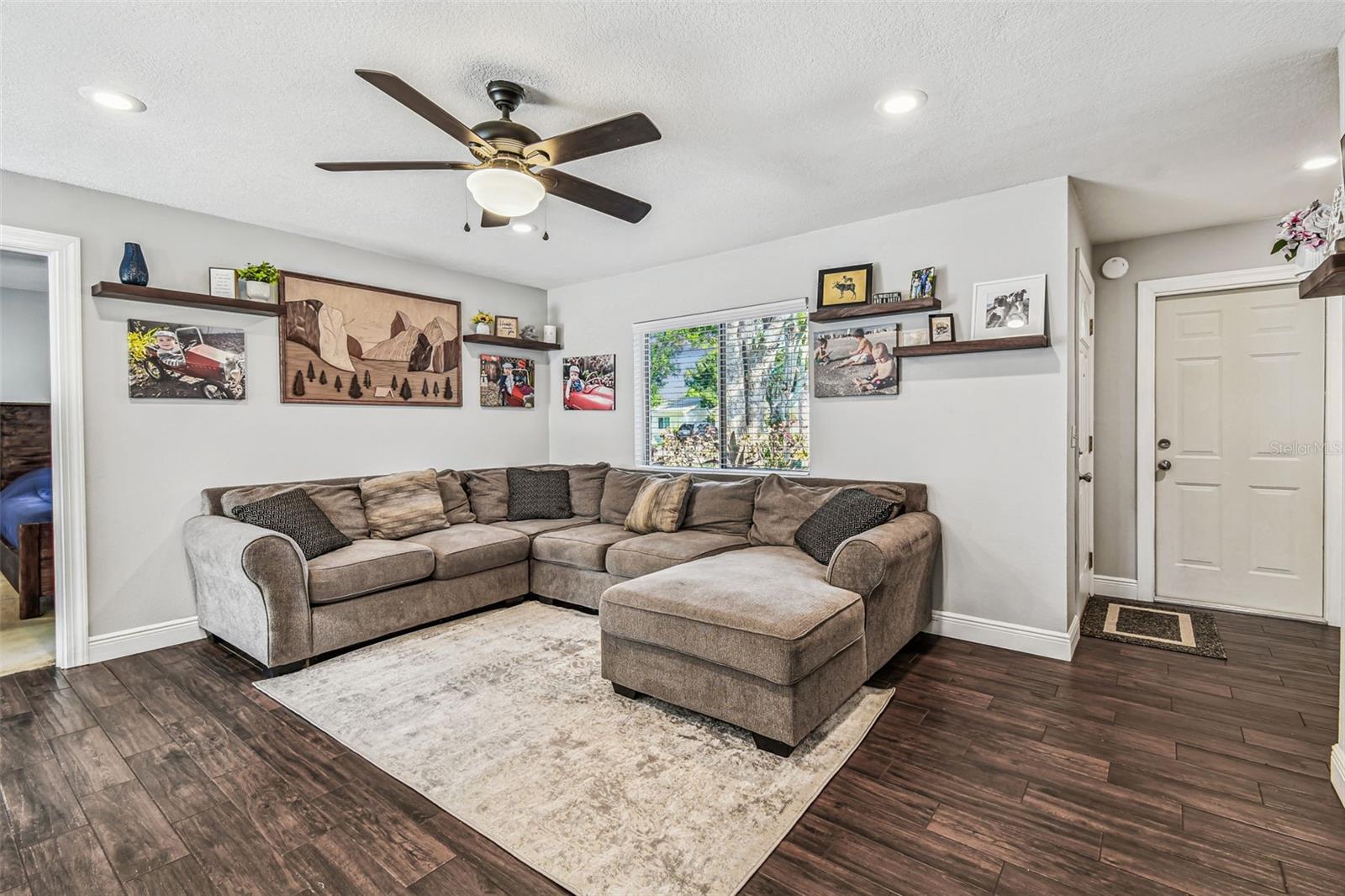 Listing photo id 7 for 8104 Candlewoode Drive