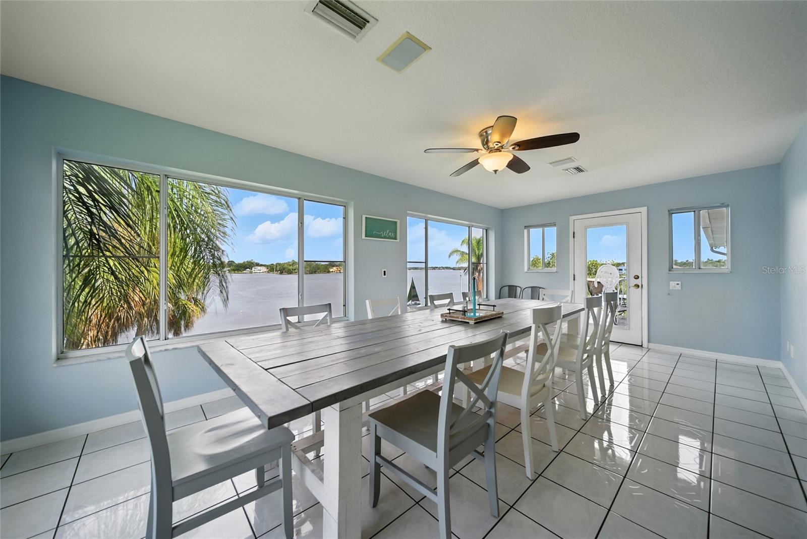 Listing photo id 9 for 2435 Watersedge Drive