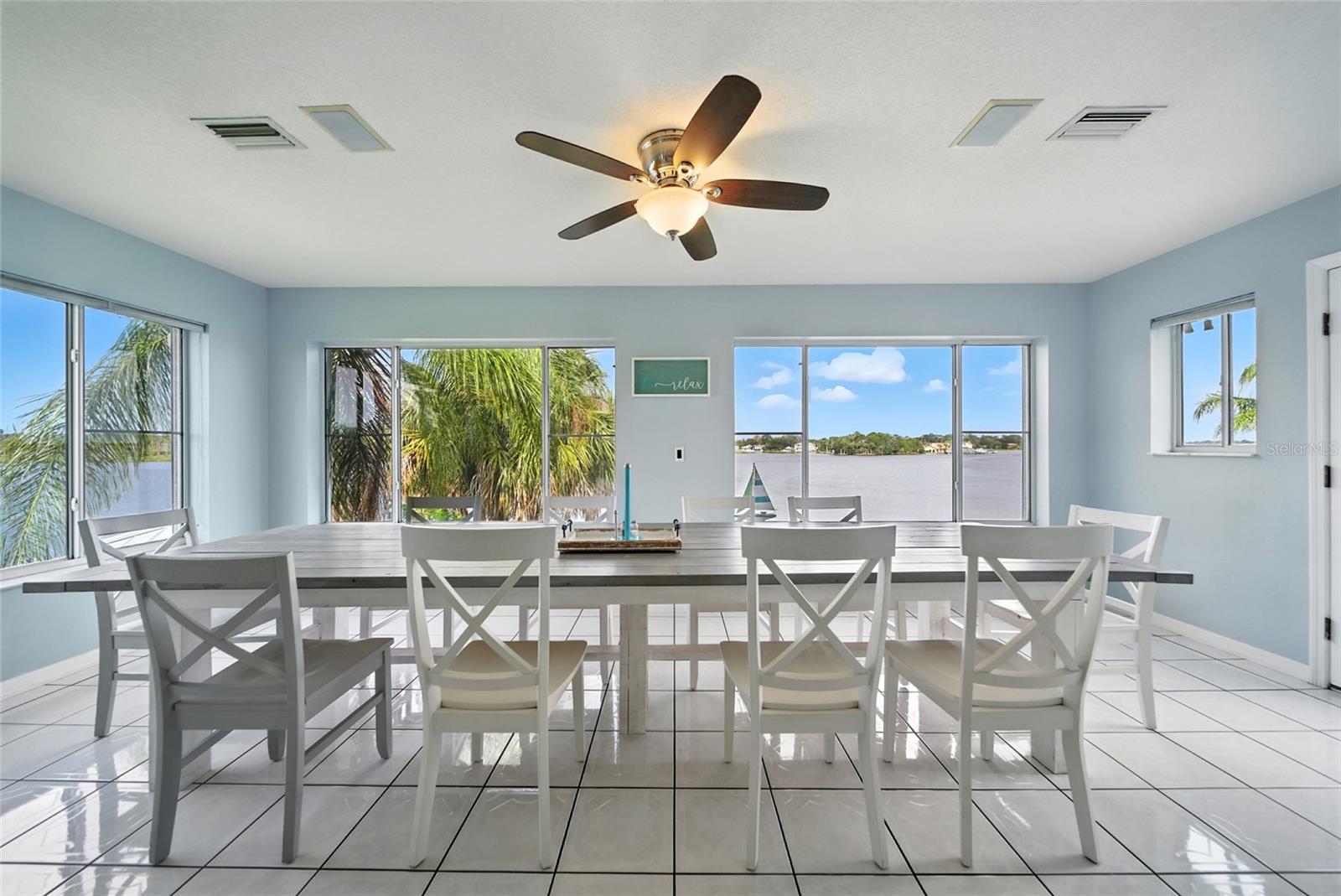 Listing photo id 10 for 2435 Watersedge Drive
