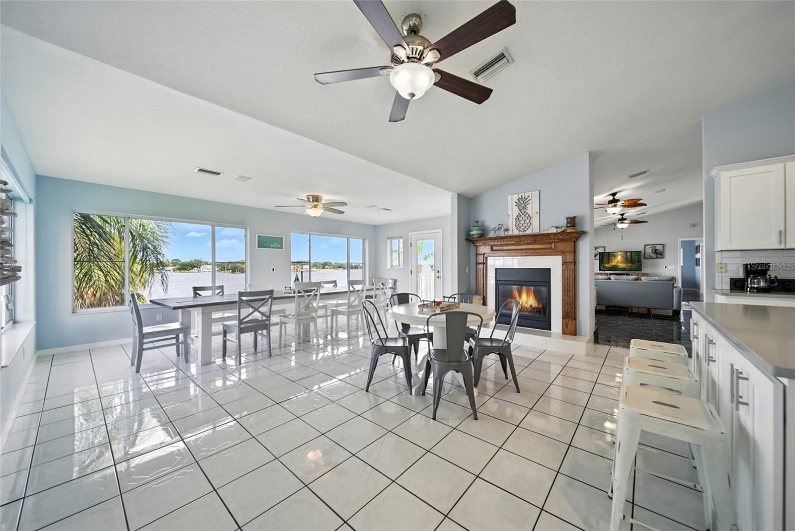 Listing photo id 11 for 2435 Watersedge Drive