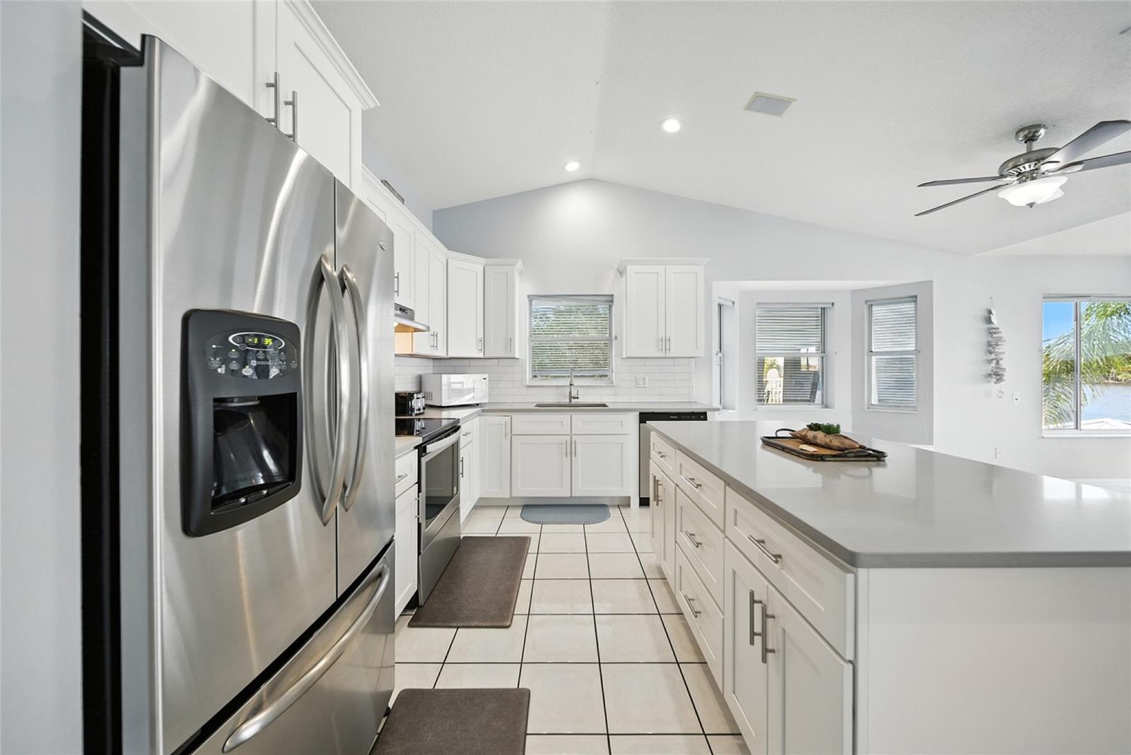 Listing photo id 12 for 2435 Watersedge Drive