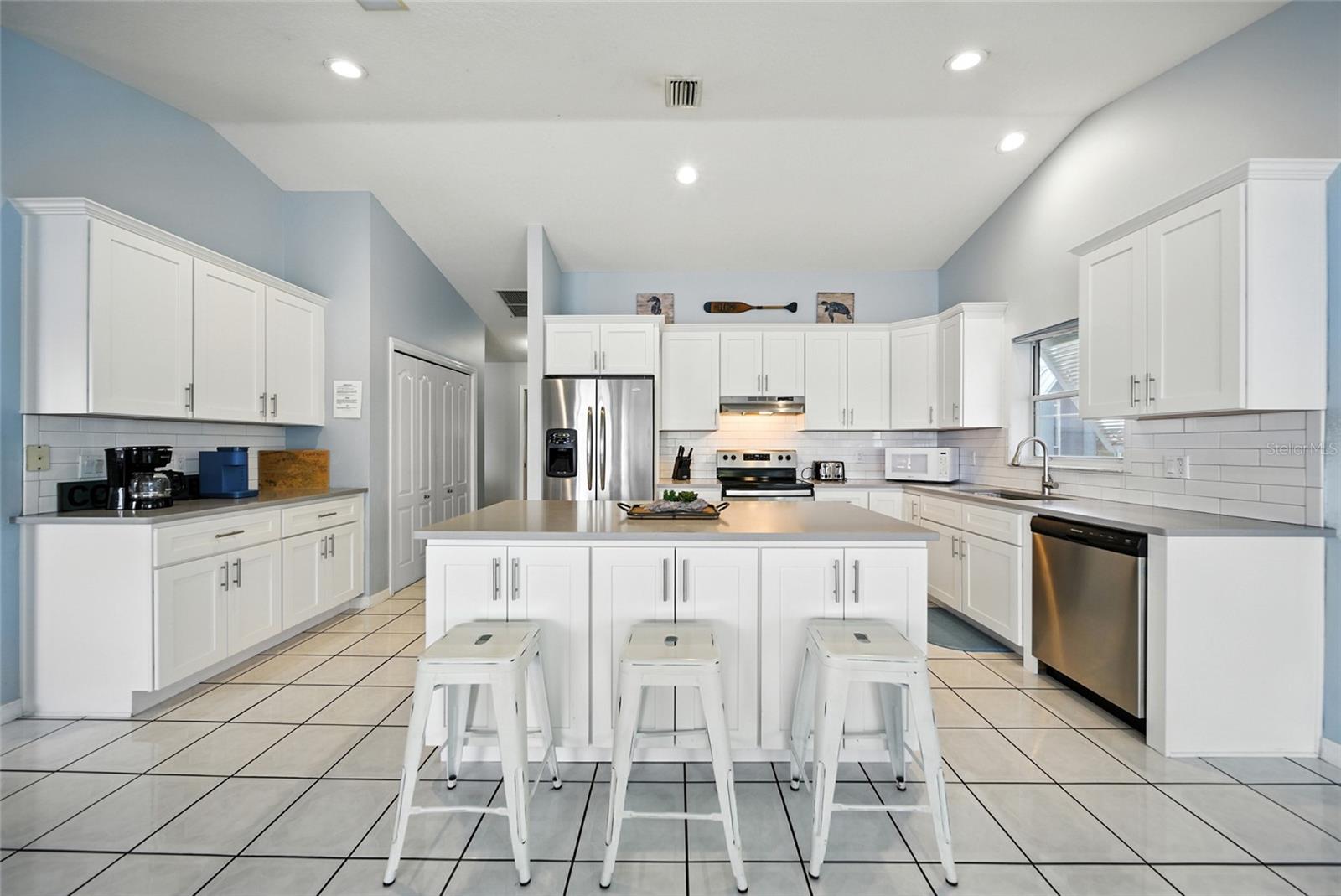 Listing photo id 15 for 2435 Watersedge Drive