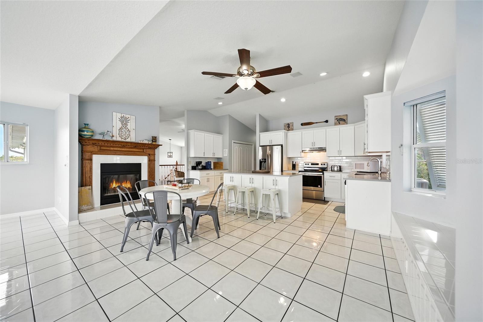 Listing photo id 16 for 2435 Watersedge Drive