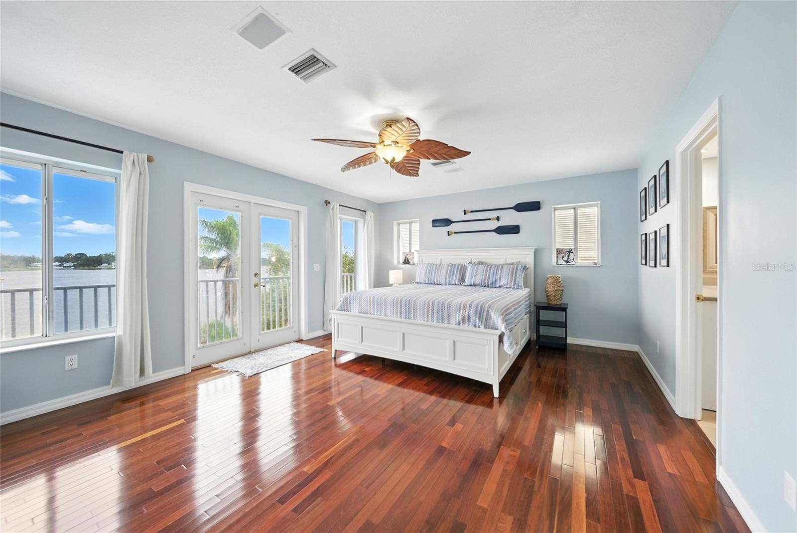Listing photo id 17 for 2435 Watersedge Drive