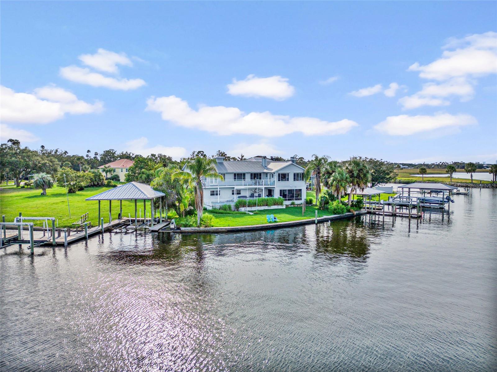 Listing photo id 0 for 2435 Watersedge Drive
