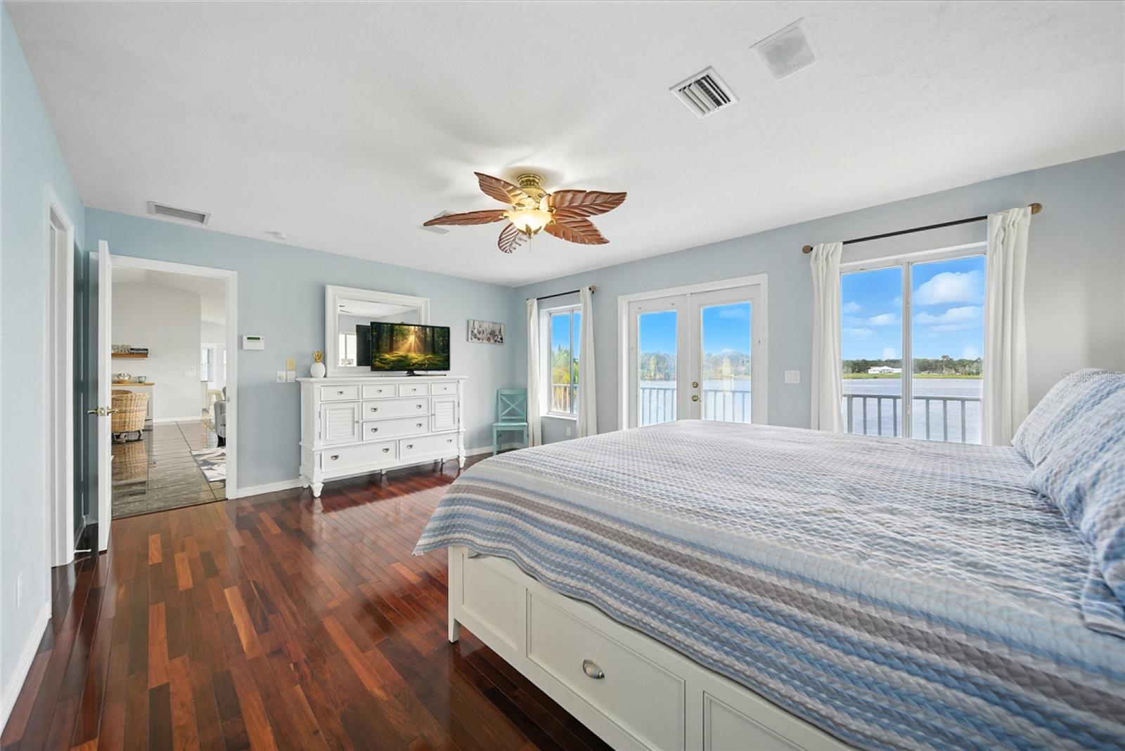 Listing photo id 19 for 2435 Watersedge Drive