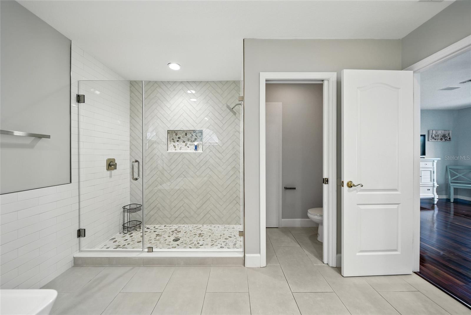 Listing photo id 21 for 2435 Watersedge Drive
