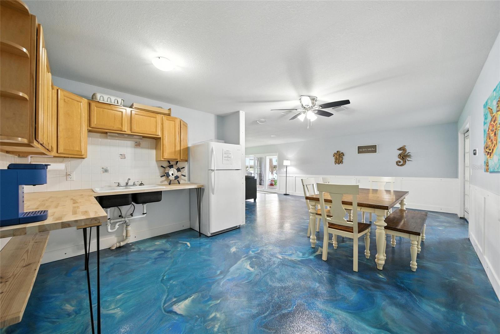 Listing photo id 27 for 2435 Watersedge Drive