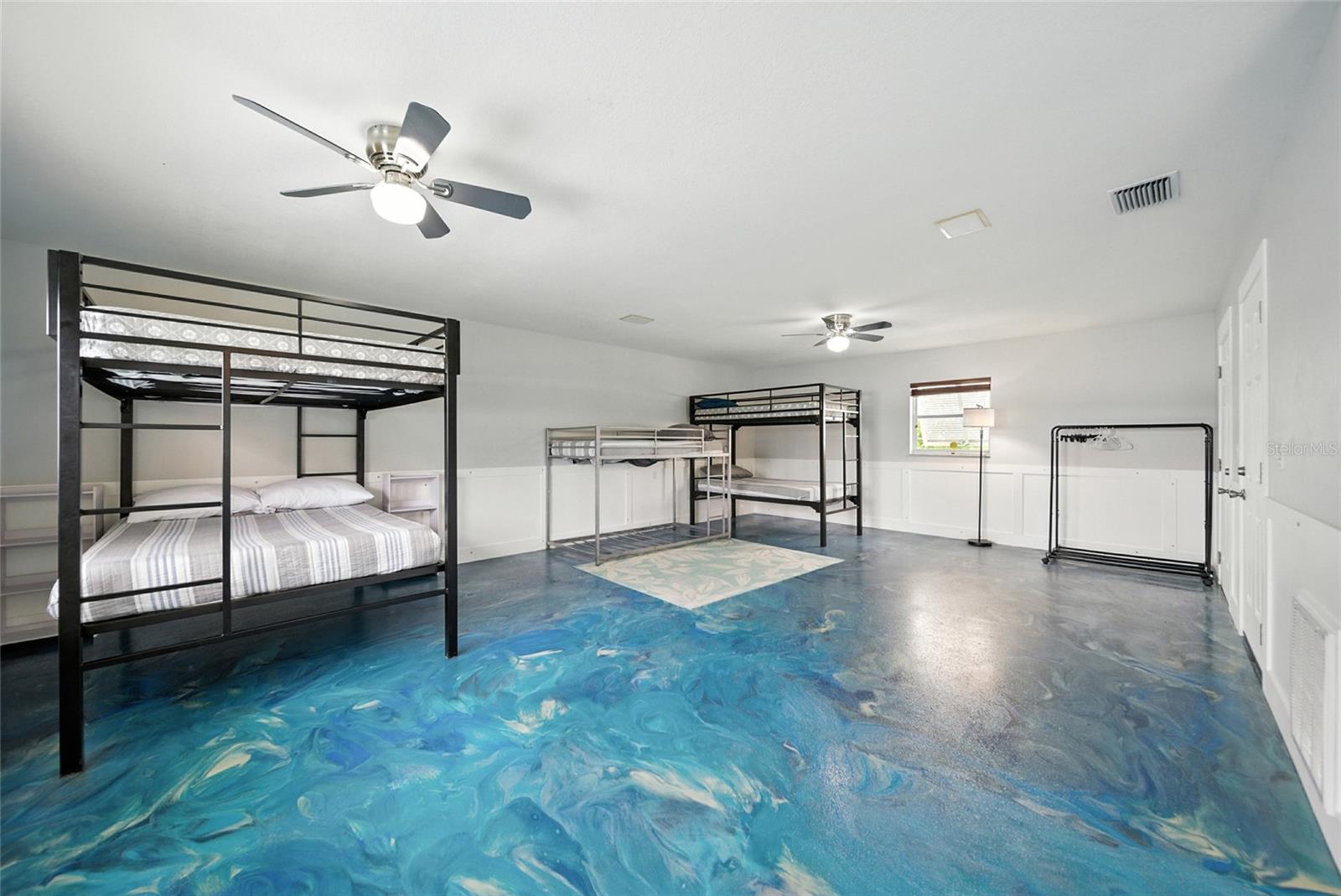 Listing photo id 29 for 2435 Watersedge Drive