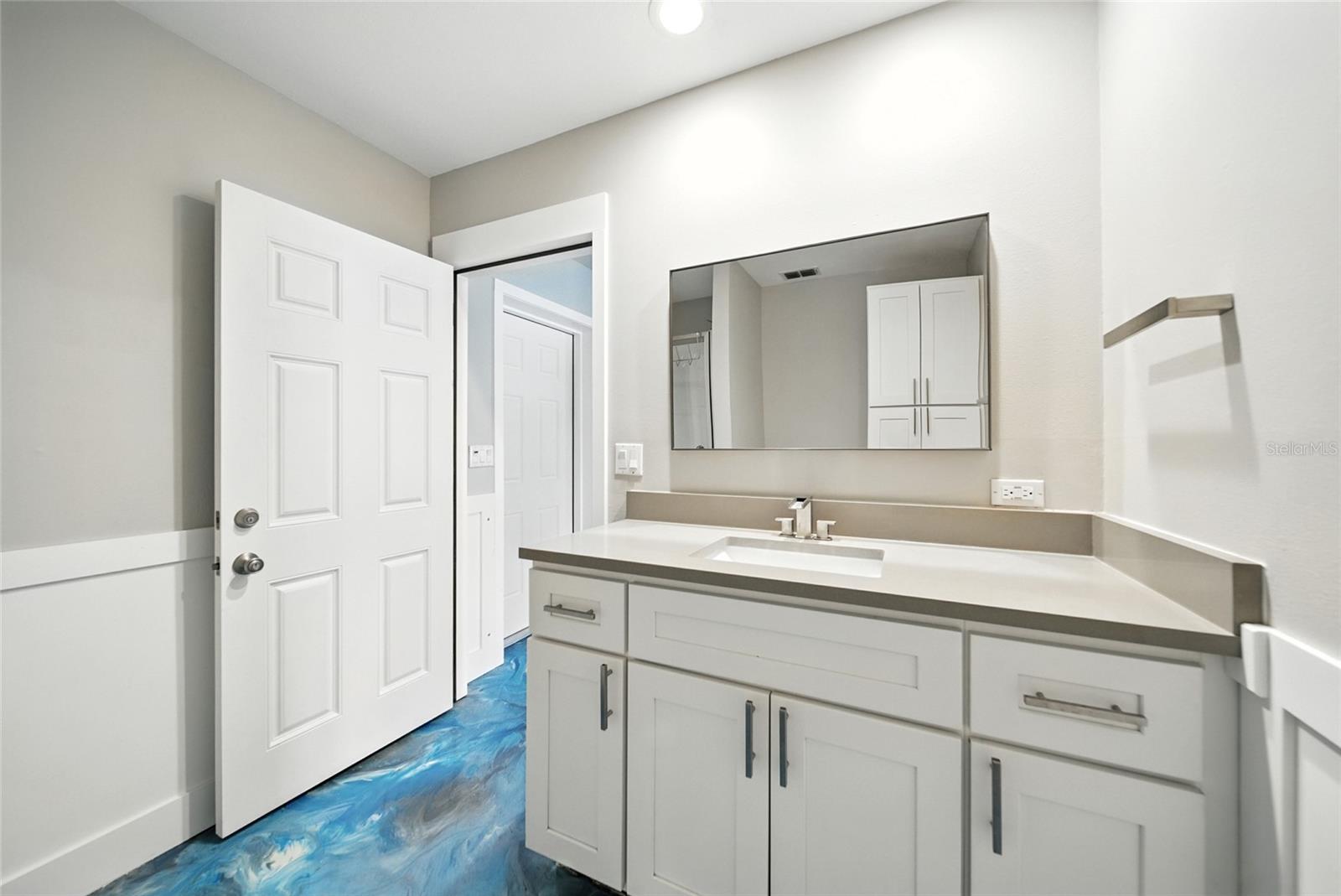 Listing photo id 34 for 2435 Watersedge Drive