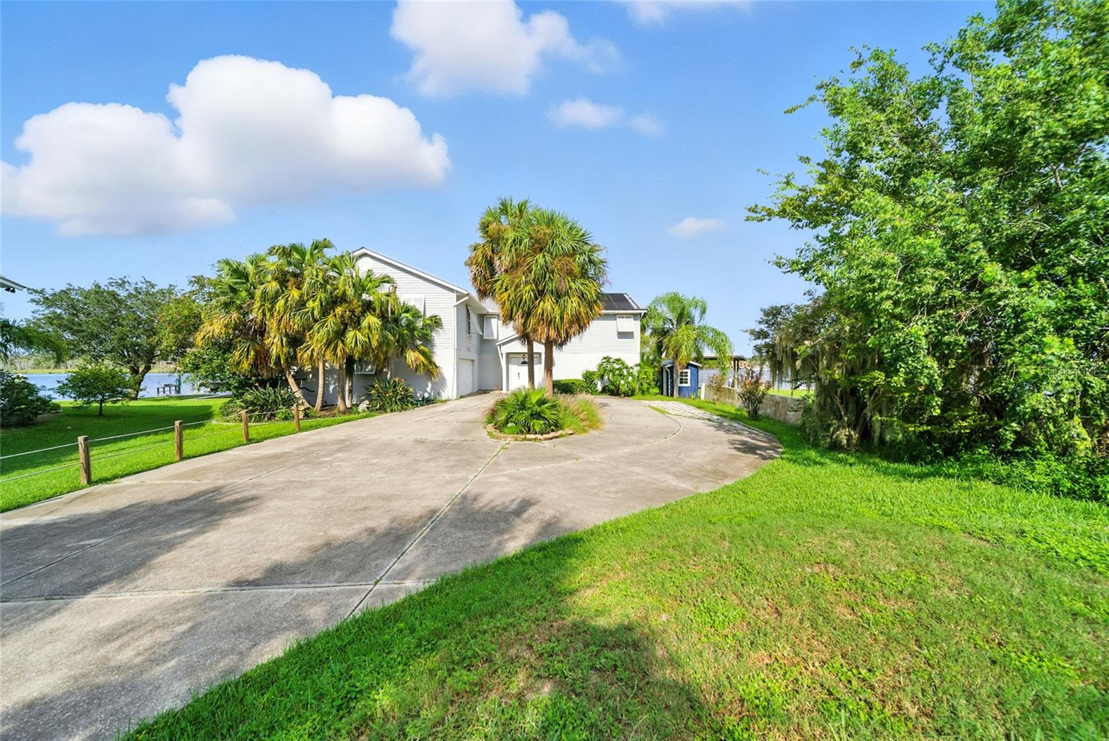 Listing photo id 2 for 2435 Watersedge Drive