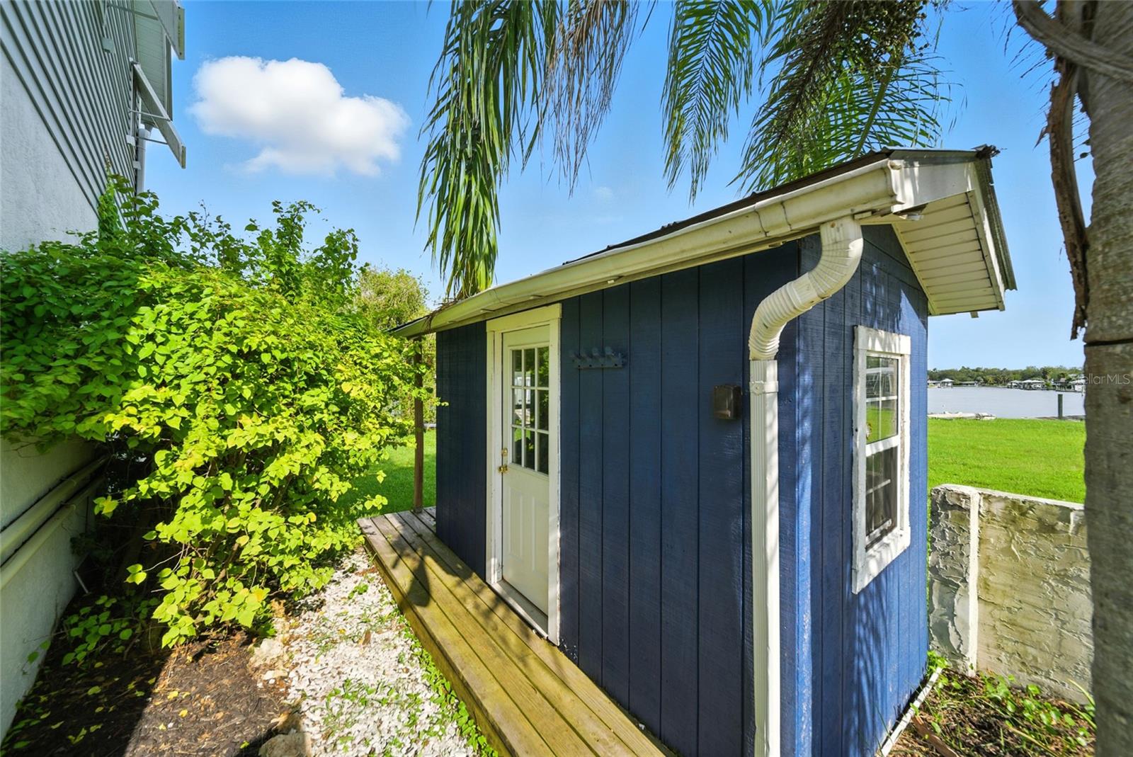 Listing photo id 43 for 2435 Watersedge Drive