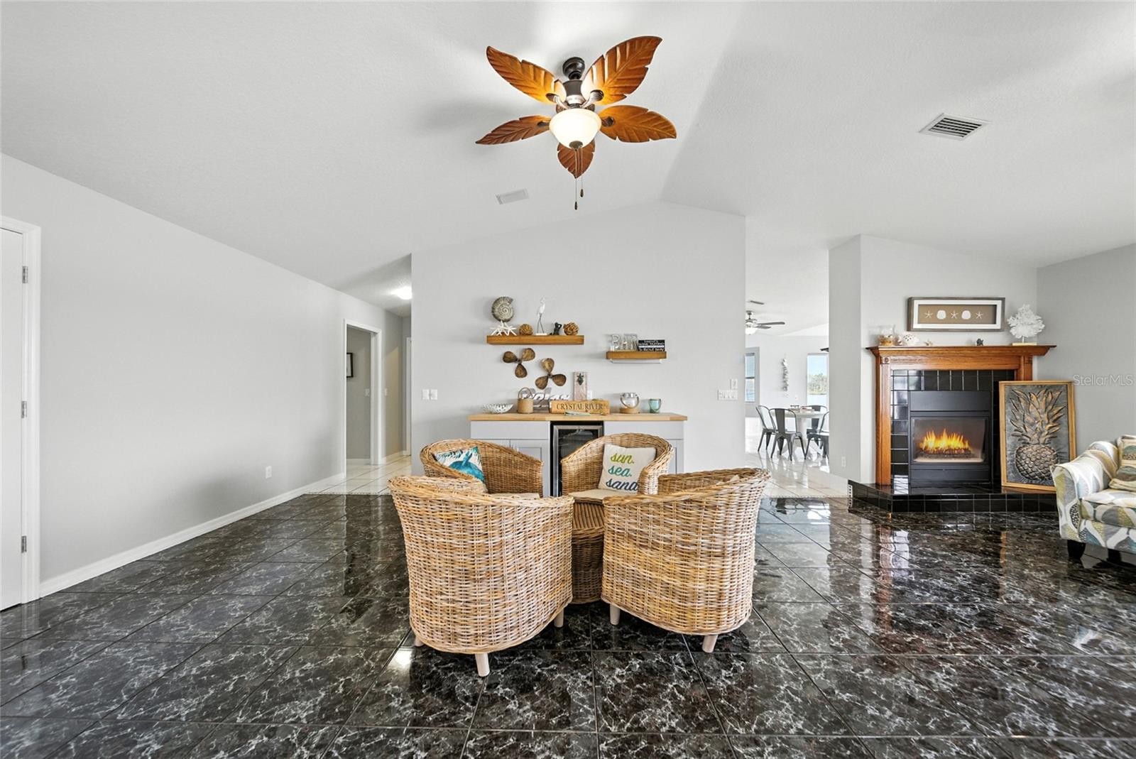 Listing photo id 5 for 2435 Watersedge Drive