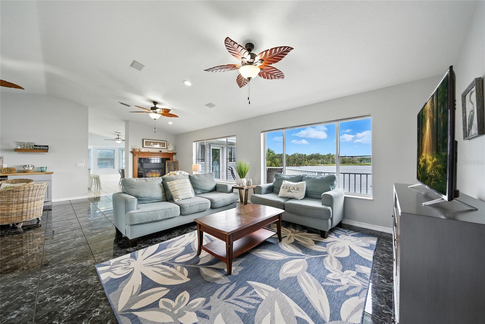 Listing photo id 7 for 2435 Watersedge Drive
