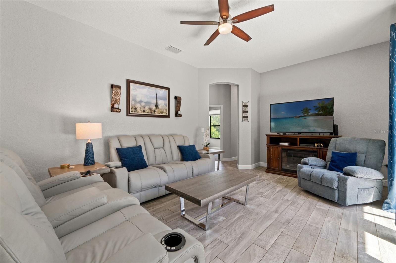Image 13 of 53 For 16325 Palacky Street
