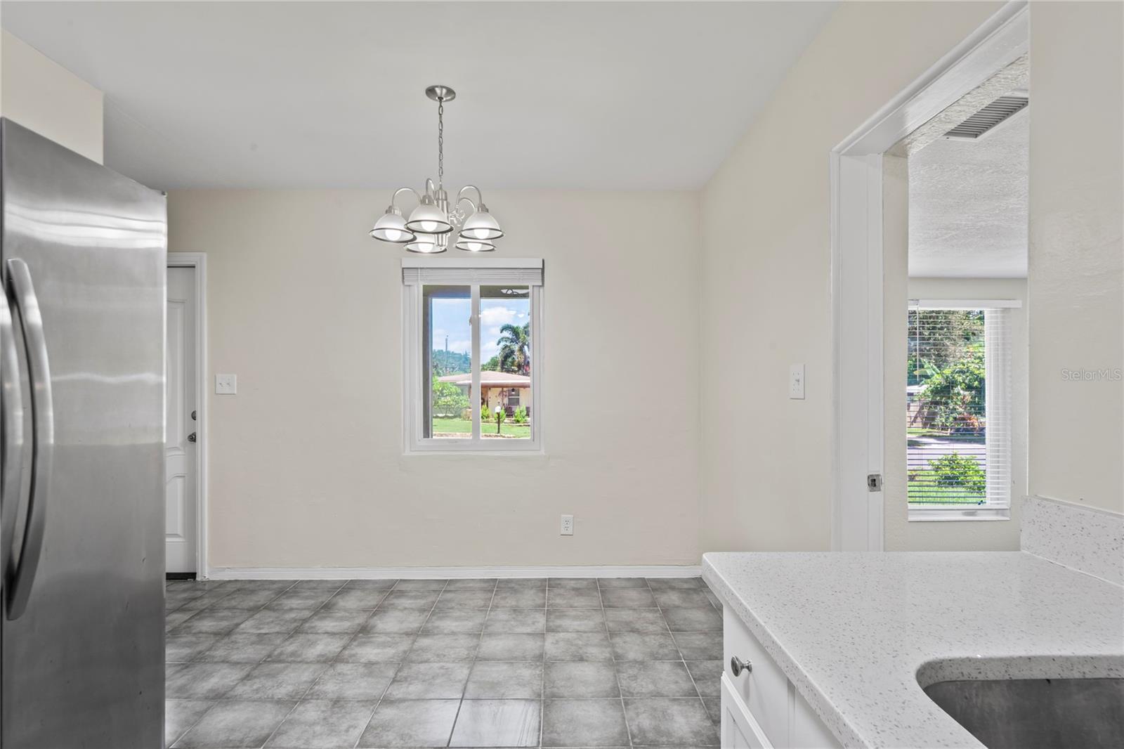 Image 8 of 23 For 1313 Barry Street