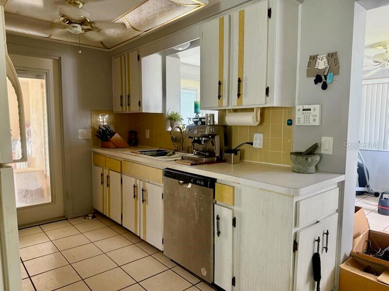 Listing photo id 2 for 3719 Warbler Drive
