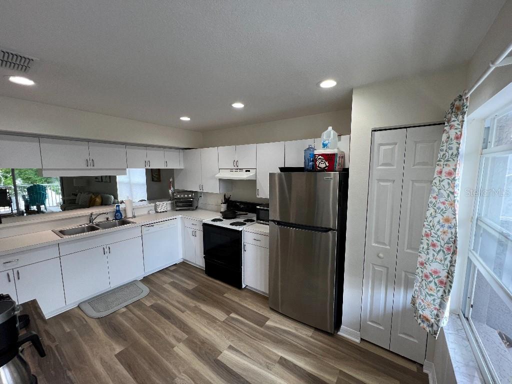 Image 14 of 49 For 9485 Hamlin Boulevard 8