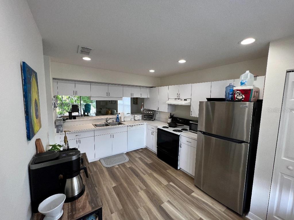 Image 15 of 49 For 9485 Hamlin Boulevard 8