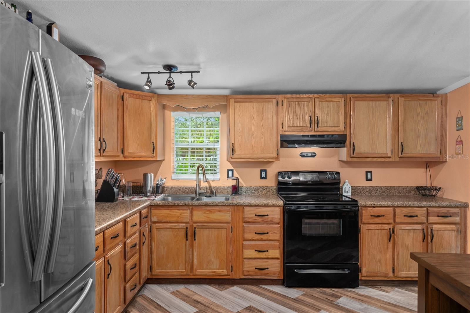 Image 18 of 52 For 7494 Gordon Loop