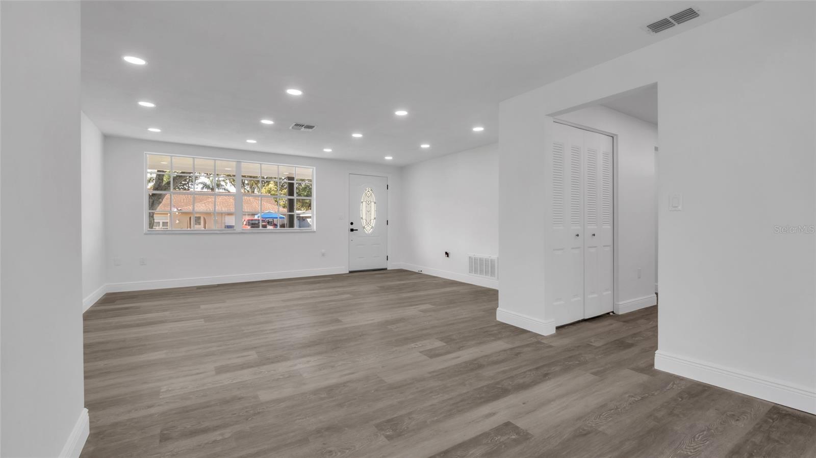 Image 9 of 47 For 7925 Foxwood Drive