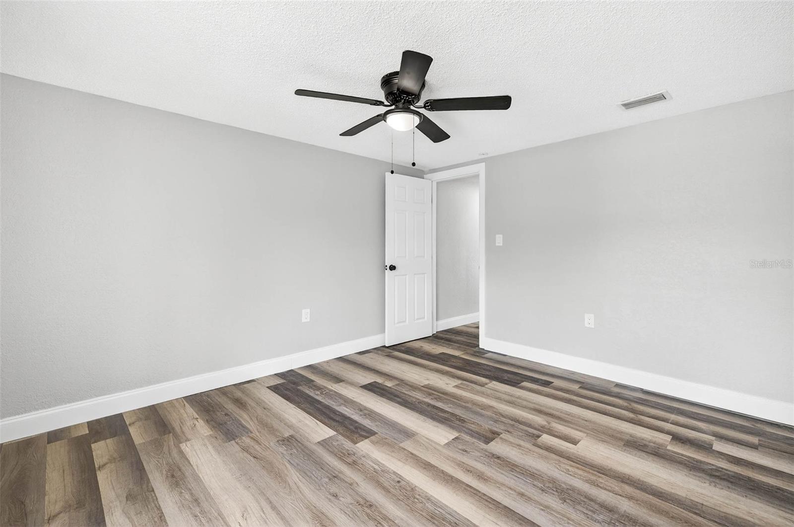 Image 18 of 30 For 9633 Lakeside Lane