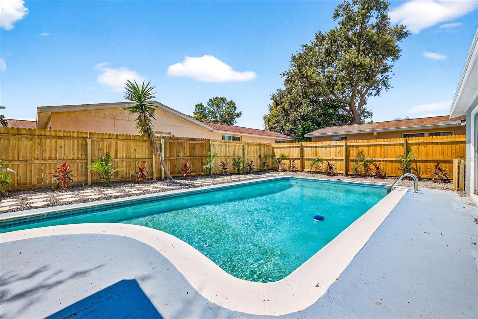 Listing photo id 29 for 9633 Lakeside Lane