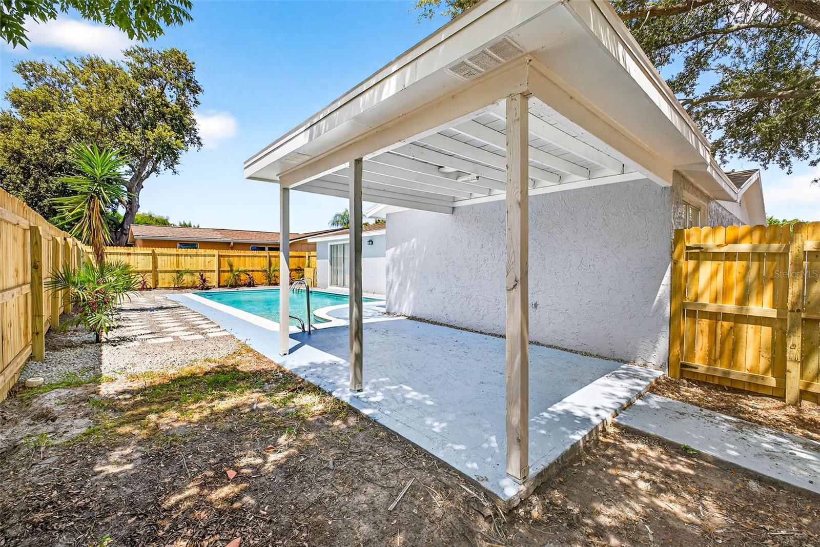 Listing photo id 33 for 9633 Lakeside Lane