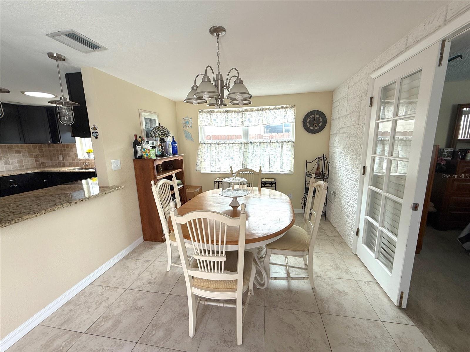 Listing photo id 12 for 9105 Chantilly Lane