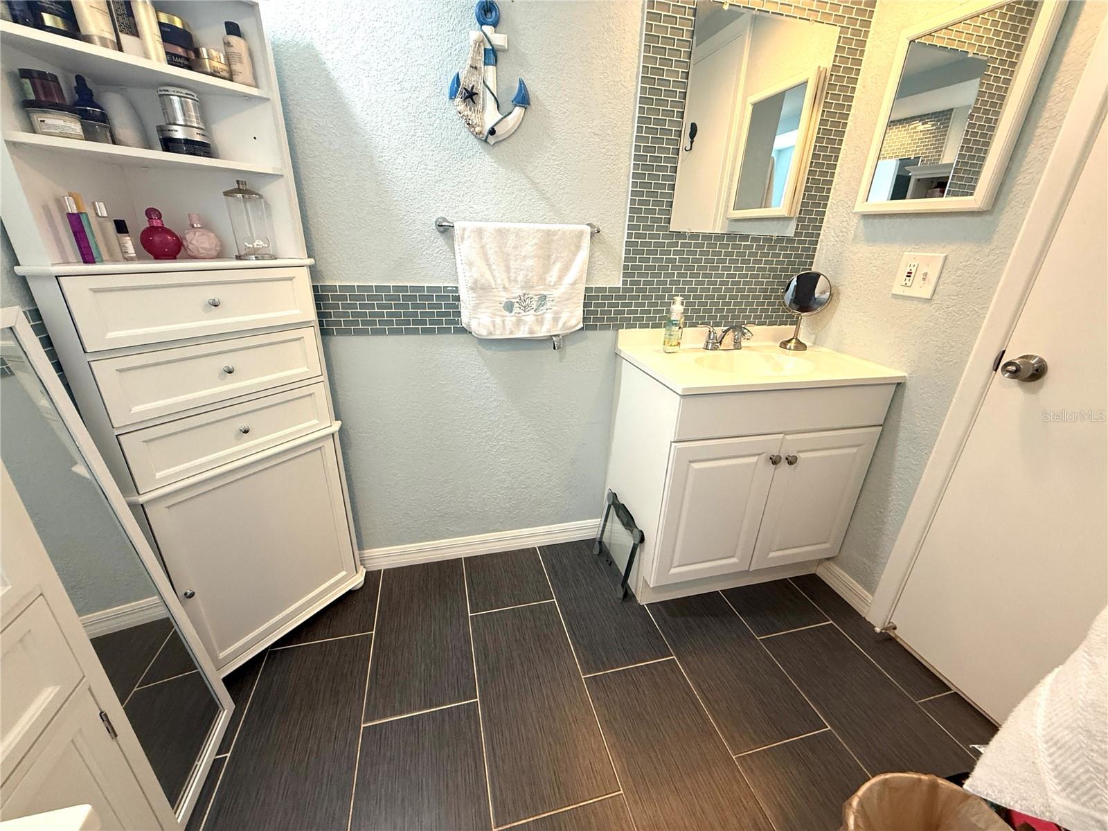 Listing photo id 17 for 9105 Chantilly Lane