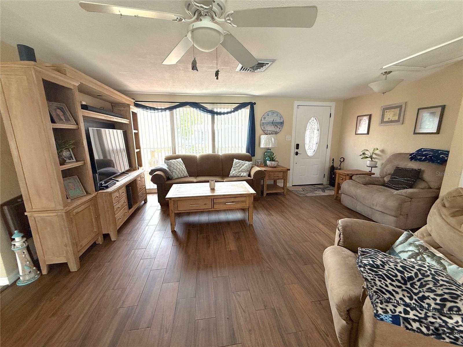 Listing photo id 5 for 9105 Chantilly Lane