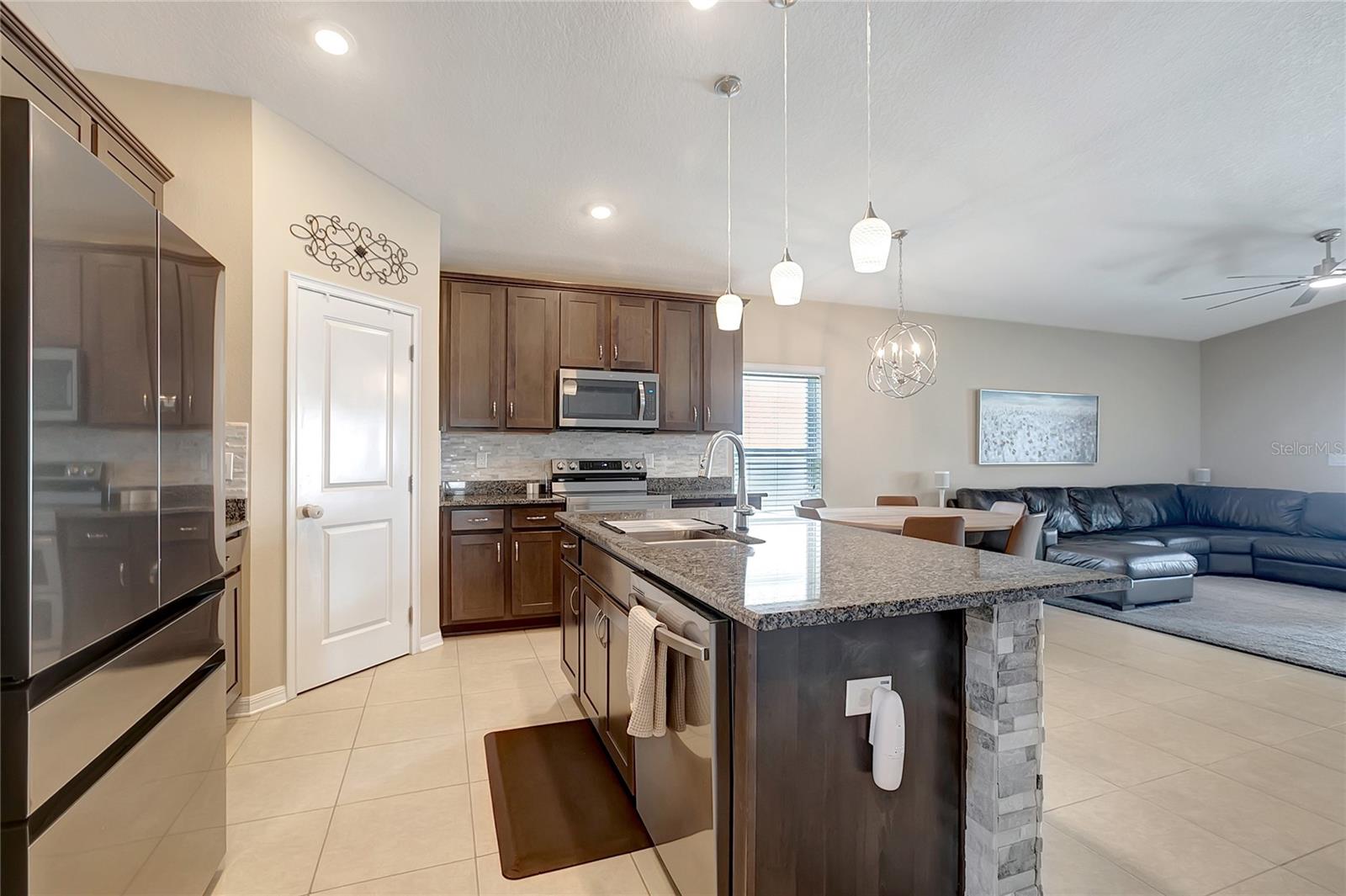 Image 10 of 63 For 623 Hartford Heights Street