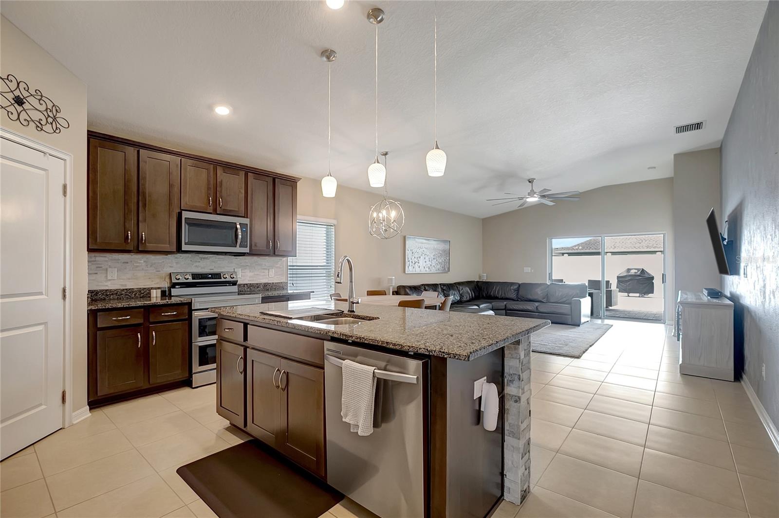 Image 9 of 63 For 623 Hartford Heights Street