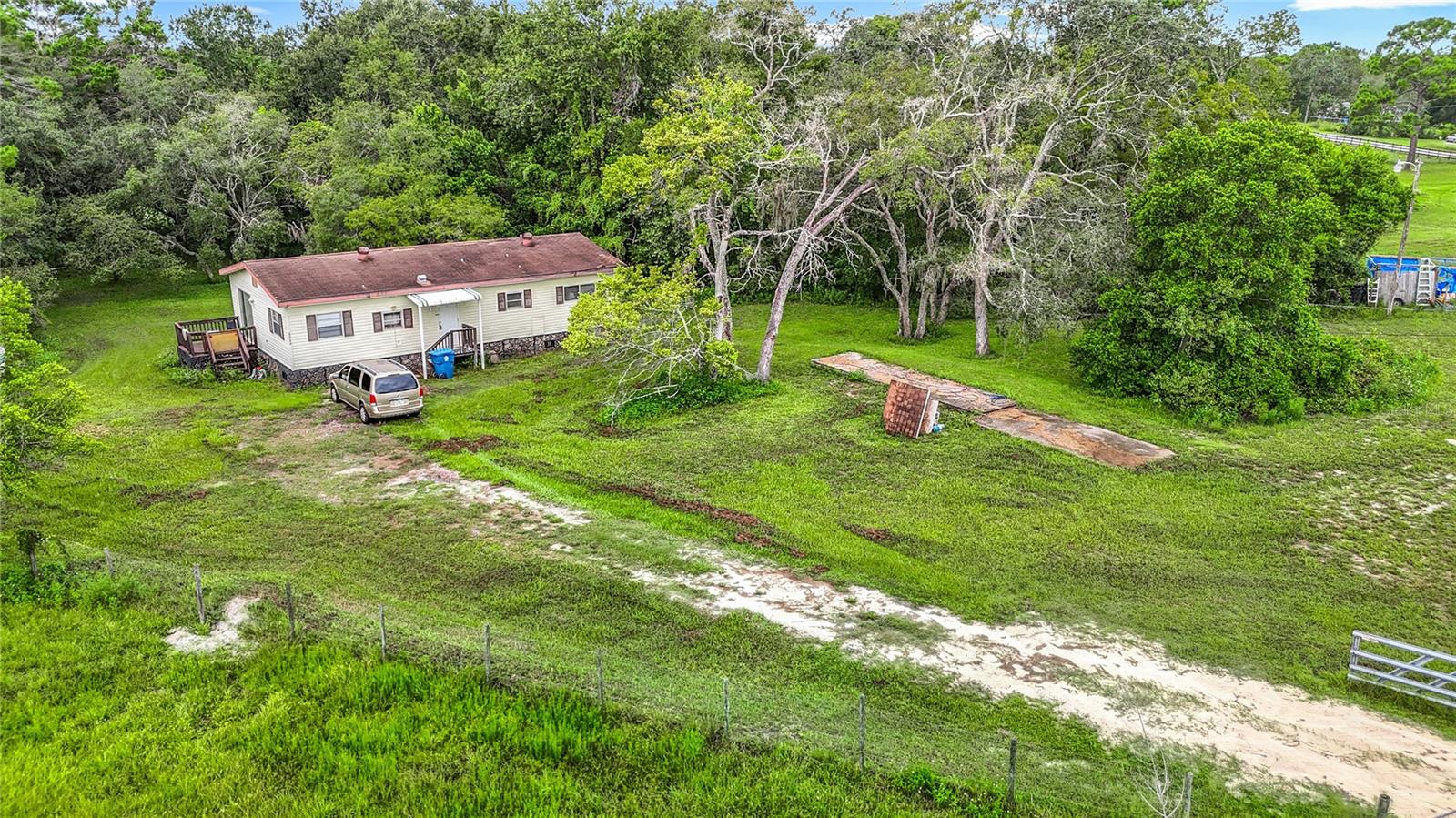 Listing photo id 11 for 8064 Serene Street