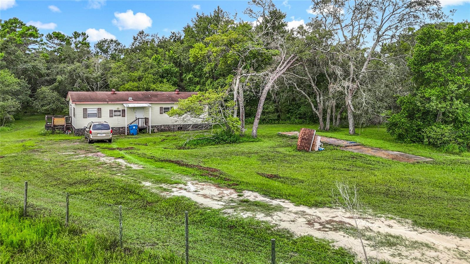 Listing photo id 12 for 8064 Serene Street