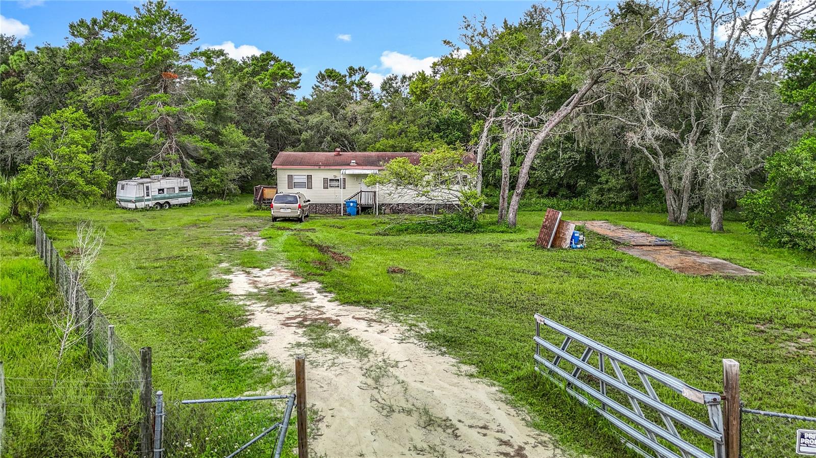 Listing photo id 13 for 8064 Serene Street