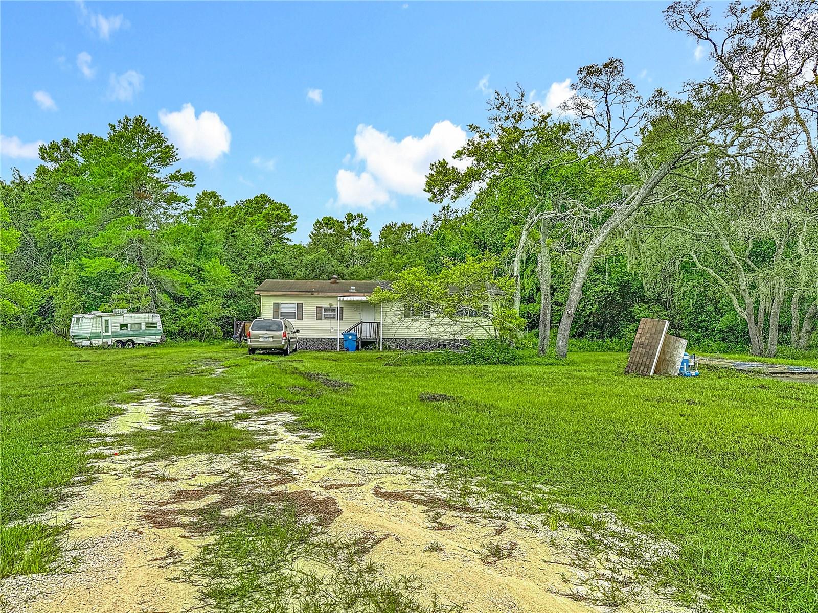 Listing photo id 15 for 8064 Serene Street