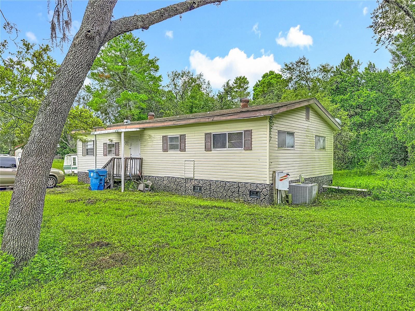 Listing photo id 16 for 8064 Serene Street