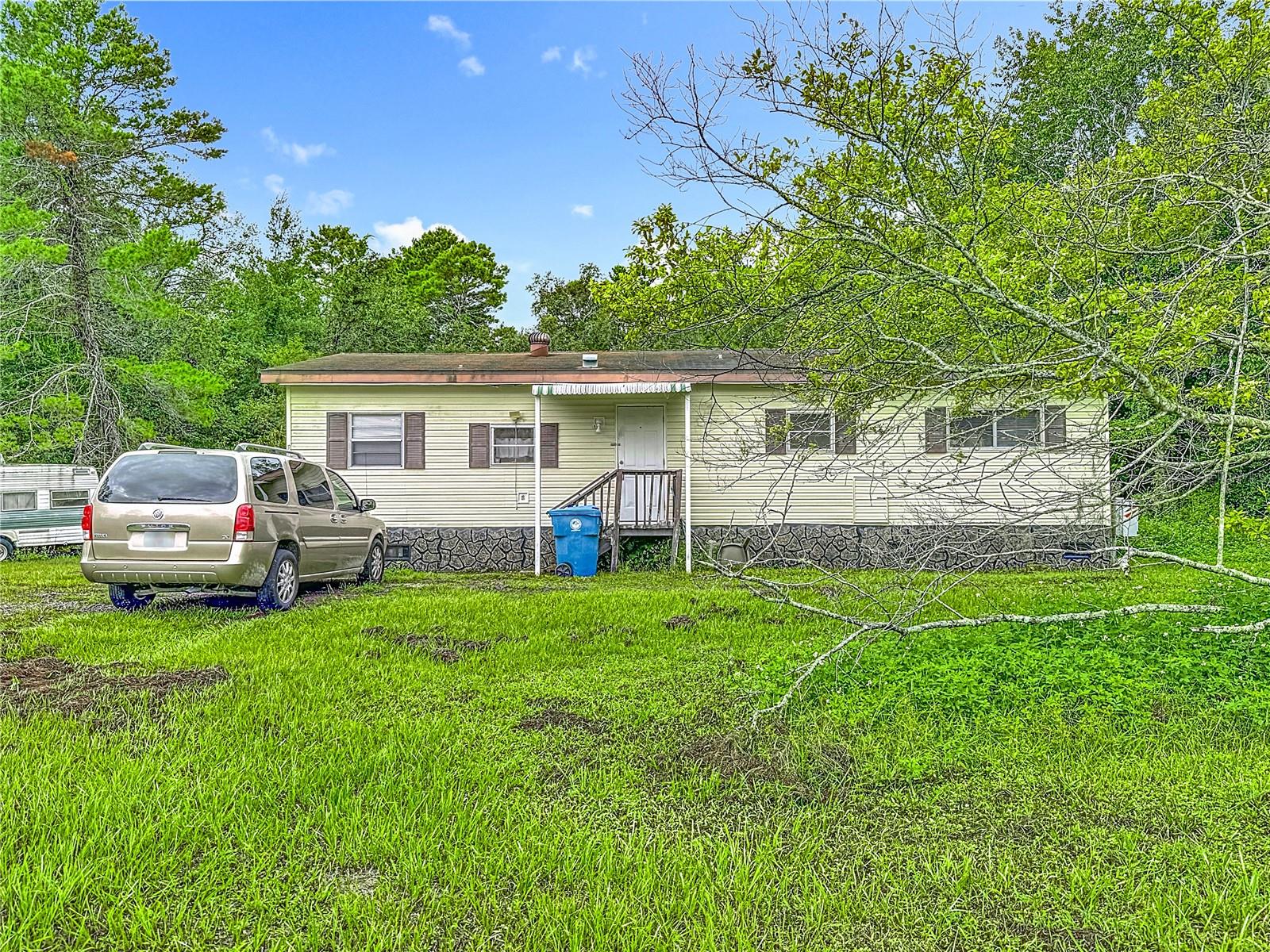 Listing photo id 17 for 8064 Serene Street