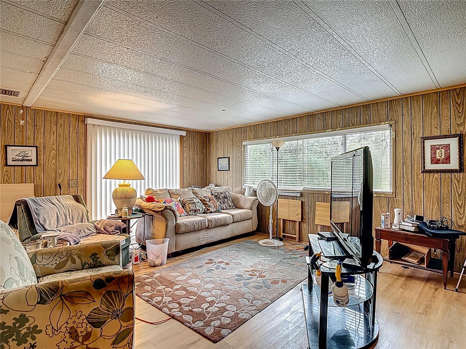 Listing photo id 19 for 8064 Serene Street
