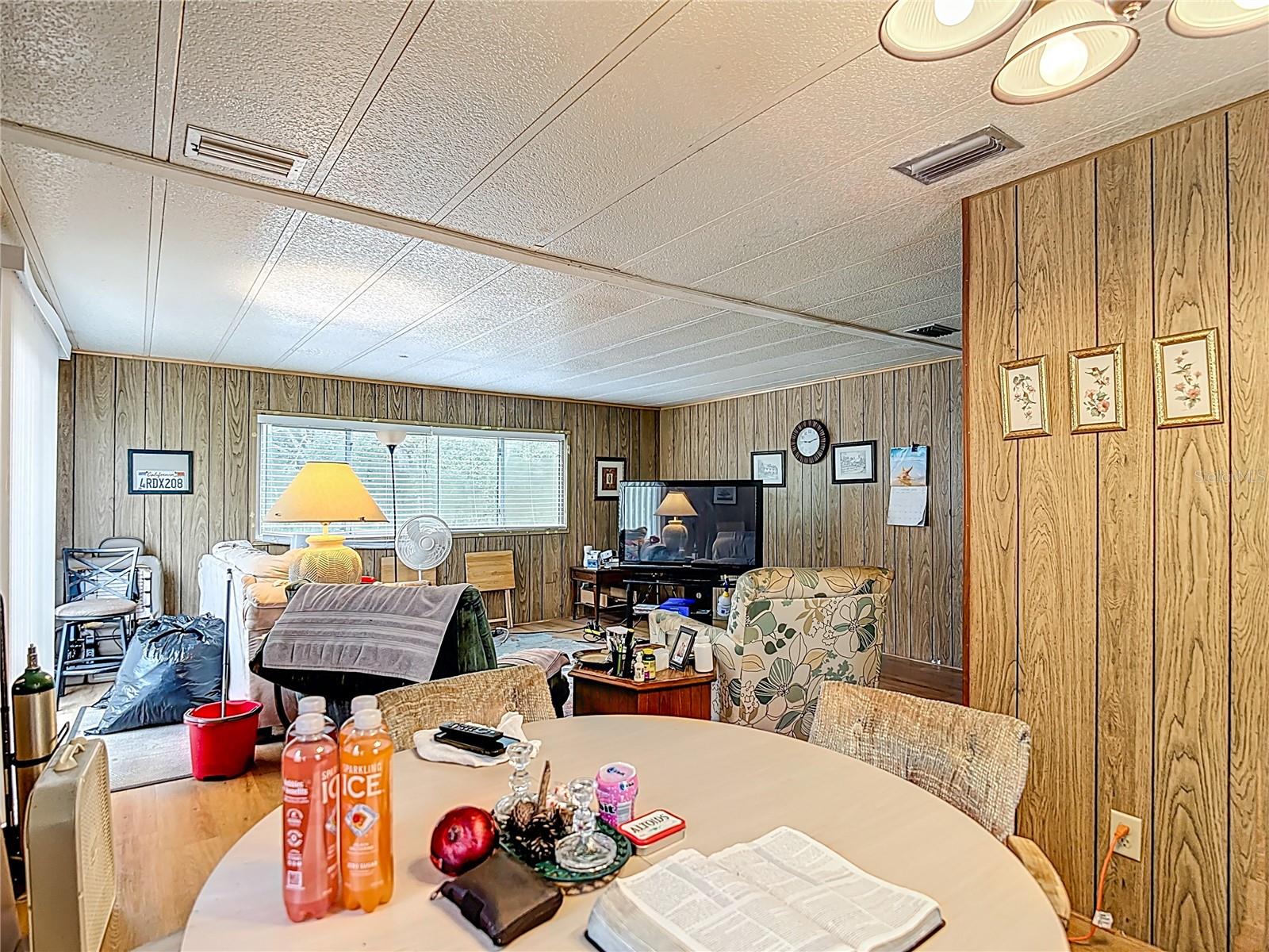 Listing photo id 25 for 8064 Serene Street