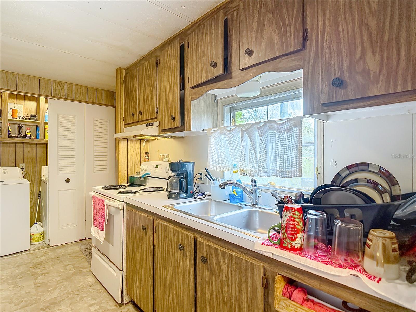 Listing photo id 27 for 8064 Serene Street