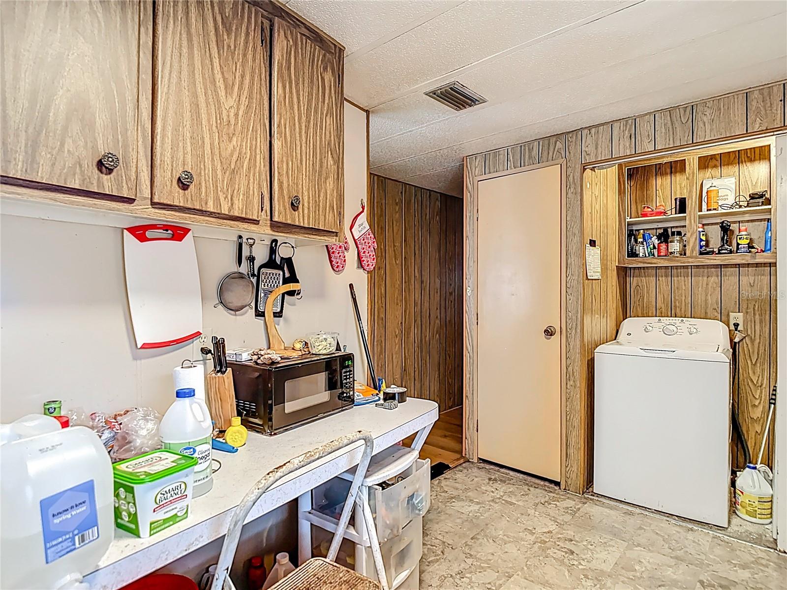 Listing photo id 28 for 8064 Serene Street