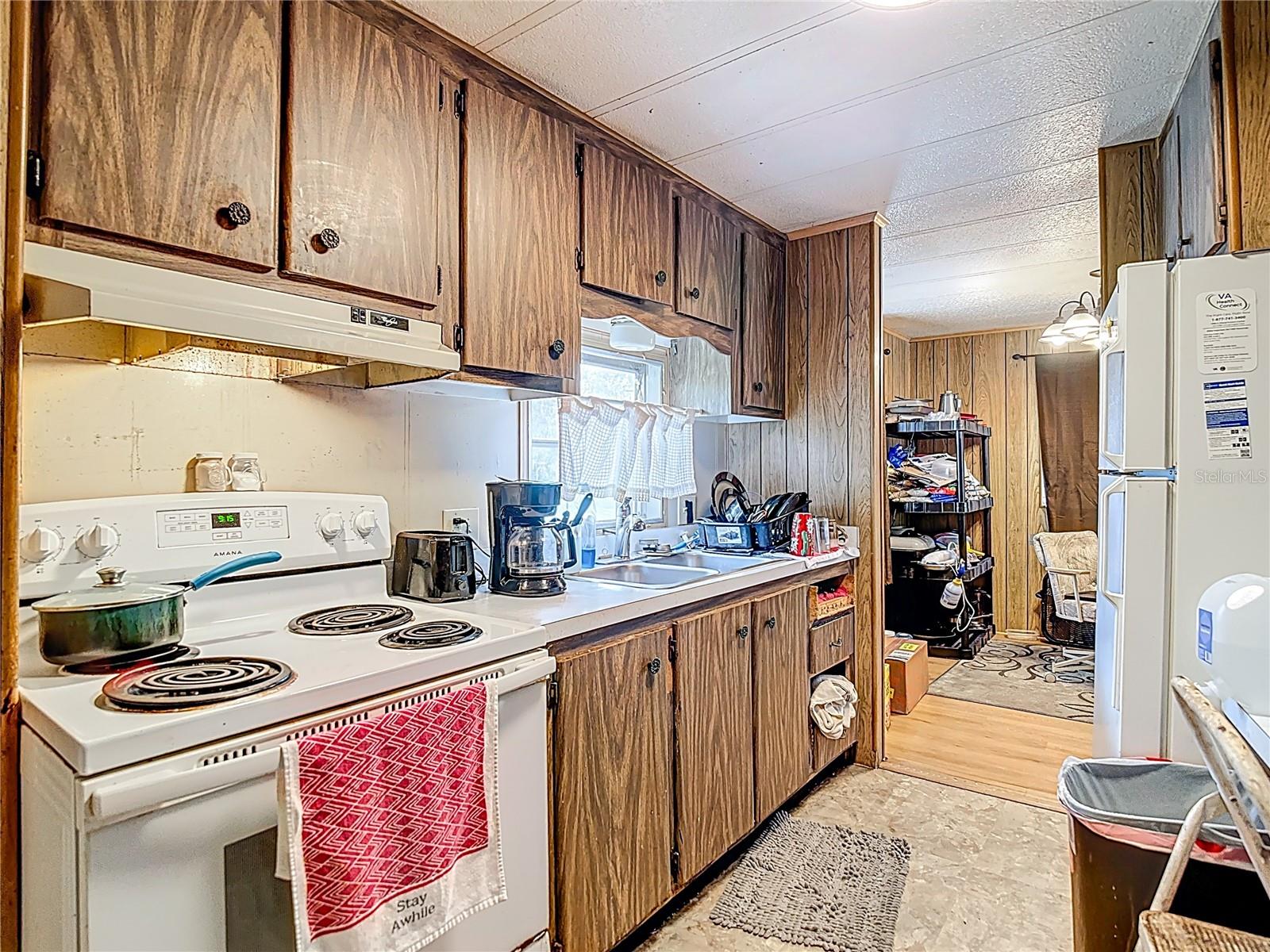 Listing photo id 29 for 8064 Serene Street
