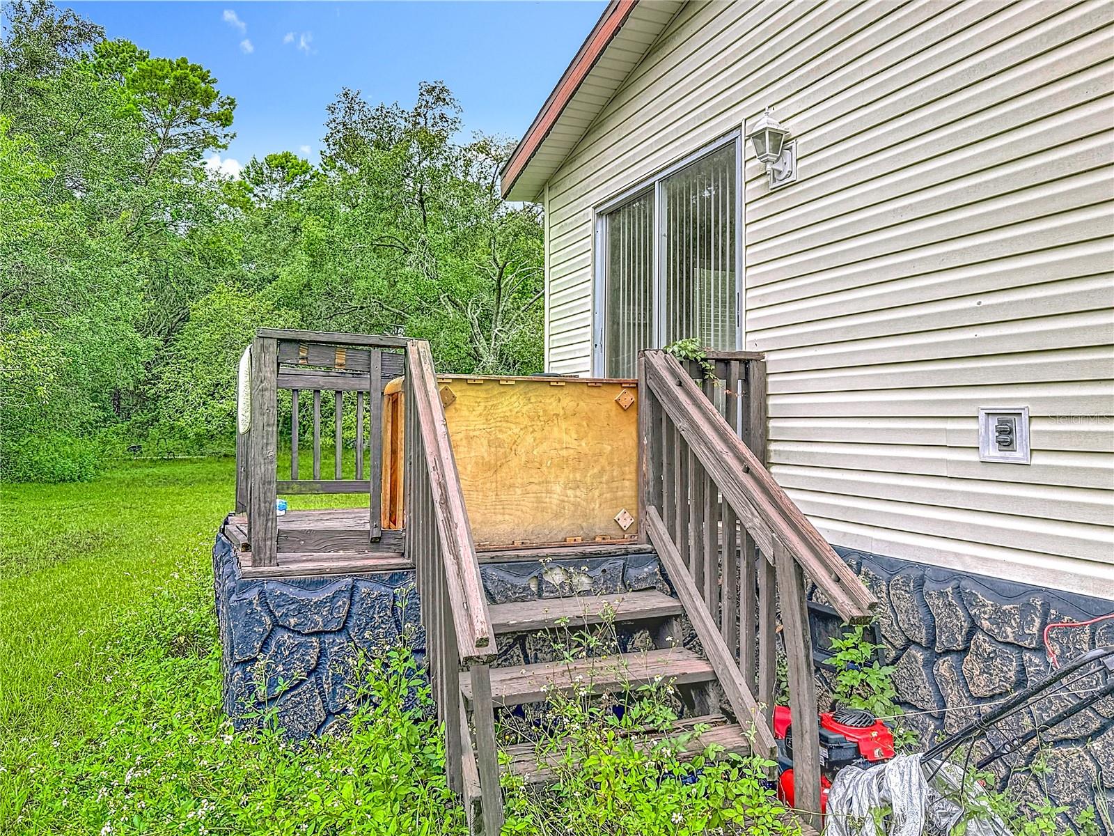 Listing photo id 44 for 8064 Serene Street