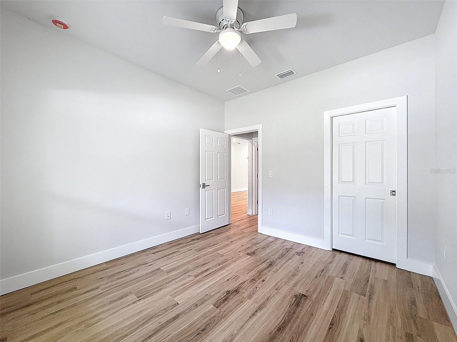 Listing photo id 21 for 6390 Oak Park Boulevard