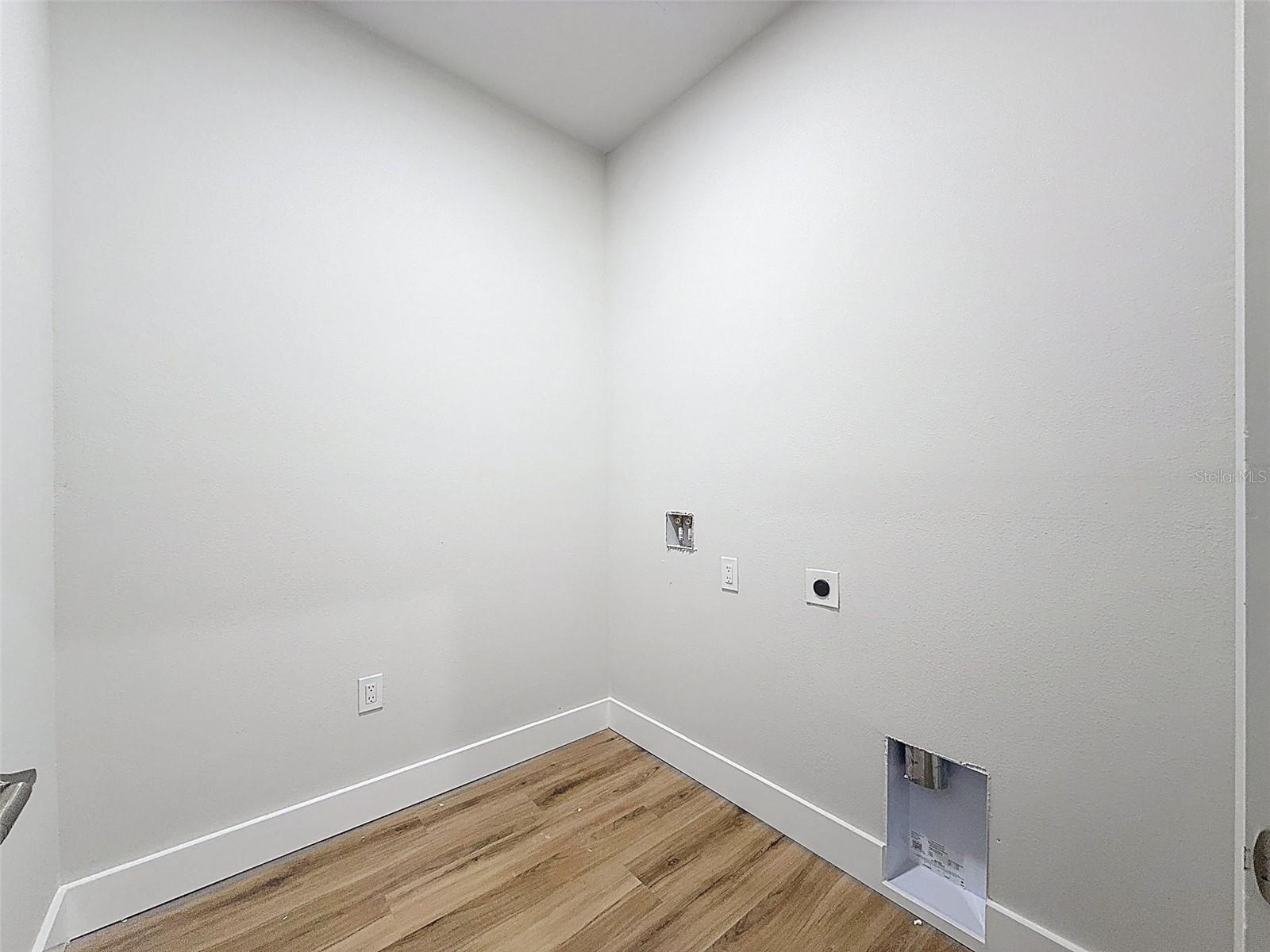 Listing photo id 26 for 6390 Oak Park Boulevard